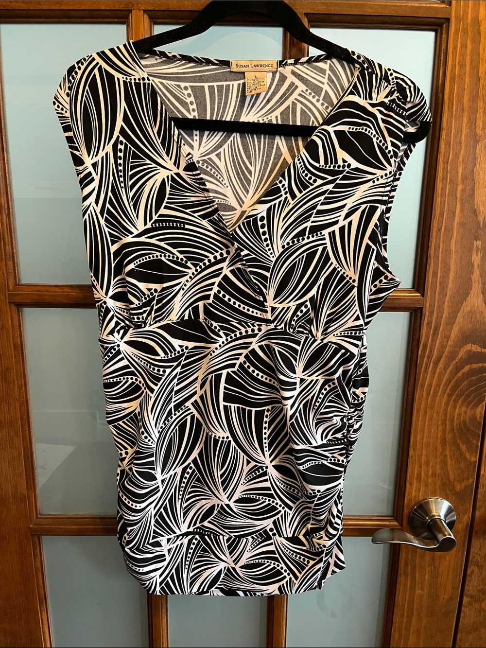 Susan Lawrence Black and White Leaf-Print V-Neck Sleeveless Camisole